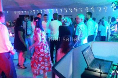 Miniature DJ Le Havre (Seine-Maritime) - Dj's Events MD Animation #10 Groupe de personnes dansant sous des lumières colorées dans une salle avec un plafond industriel.