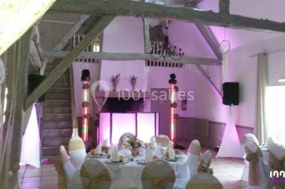 Miniature DJ Le Havre (Seine-Maritime) - Dj's Events MD Animation #12 Groupe de personnes dansant sous des lumières colorées dans une salle avec un plafond industriel.