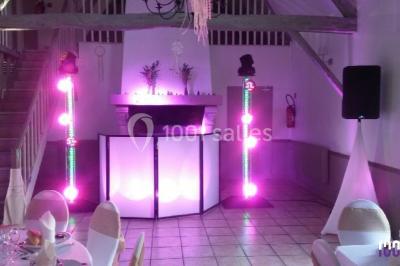 Miniature DJ Le Havre (Seine-Maritime) - Dj's Events MD Animation #13 Groupe de personnes dansant sous des lumières colorées dans une salle avec un plafond industriel.