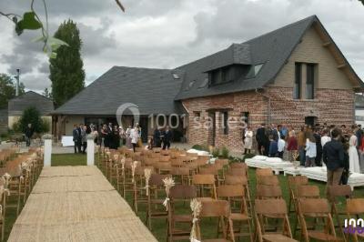 Miniature DJ Le Havre (Seine-Maritime) - Dj's Events MD Animation #14 Groupe de personnes dansant sous des lumières colorées dans une salle avec un plafond industriel.