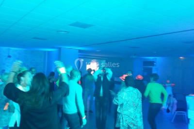 Miniature DJ Le Havre (Seine-Maritime) - Dj's Events MD Animation #15 Groupe de personnes dansant sous des lumières colorées dans une salle avec un plafond industriel.