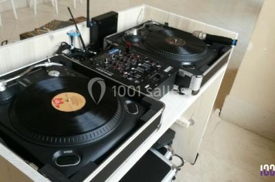 Miniature DJ Le Havre (Seine-Maritime) - Dj's Events MD Animation #16 Groupe de personnes dansant sous des lumières colorées dans une salle avec un plafond industriel.