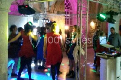 Miniature DJ Le Havre (Seine-Maritime) - Dj's Events MD Animation #17 Groupe de personnes dansant sous des lumières colorées dans une salle avec un plafond industriel.