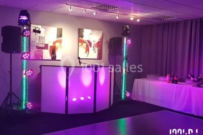 Miniature DJ Le Havre (Seine-Maritime) - Dj's Events MD Animation #18 Groupe de personnes dansant sous des lumières colorées dans une salle avec un plafond industriel.