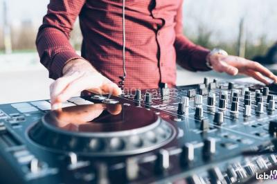 Miniature DJ Le Havre (Seine-Maritime) - Dj's Events MD Animation #19 Groupe de personnes dansant sous des lumières colorées dans une salle avec un plafond industriel.