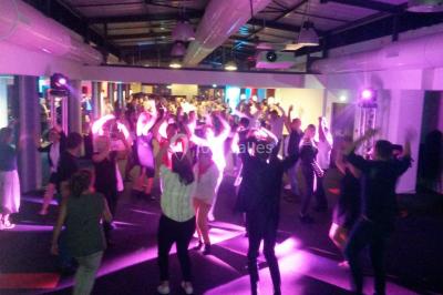 Miniature DJ Le Havre (Seine-Maritime) - Dj's Events MD Animation #21 Groupe de personnes dansant sous des lumières colorées dans une salle avec un plafond industriel.