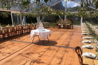 Groupe de personnes dans une salle éclairée par des lumières roses, certaines tenant des bougies.