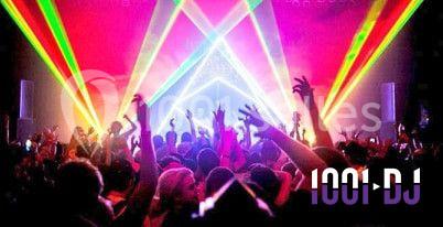 Foule dansante sous des lumières colorées et lasers dans une ambiance festive de soirée.