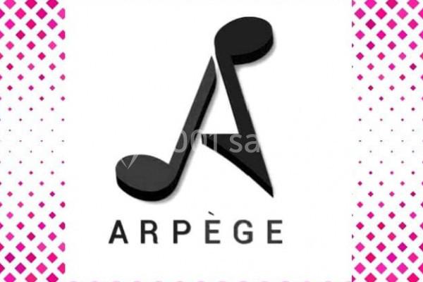 Logo d'Arpège avec une lettre ’A’ stylisée en forme de notes de musique sur un fond à motifs roses et blancs.