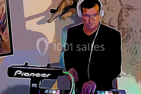 Homme portant un casque audio, utilisant une table de mixage Pioneer dans un environnement artistique.