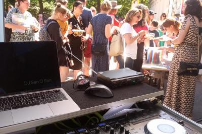 Un homme portant un casque audio mixe de la musique sur un ordinateur portable et un équipement de DJ.