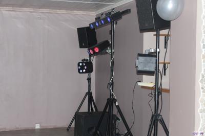 Miniature DJ Carcès (Var) - Lou Cade événementiel #14 Équipement de sonorisation installé en extérieur sous une tente blanche, entouré de végétation.