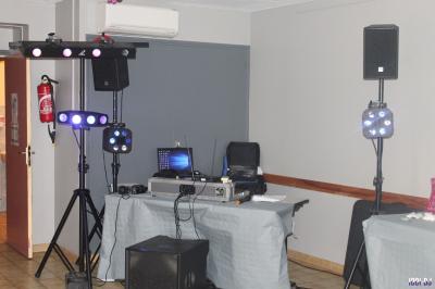 Miniature DJ Carcès (Var) - Lou Cade événementiel #16 Équipement de sonorisation installé en extérieur sous une tente blanche, entouré de végétation.