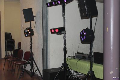 Miniature DJ Carcès (Var) - Lou Cade événementiel #18 Équipement de sonorisation installé en extérieur sous une tente blanche, entouré de végétation.