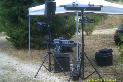 Miniature DJ Carcès (Var) - Lou Cade événementiel #19 Équipement de sonorisation installé en extérieur sous une tente blanche, entouré de végétation.