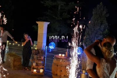 Miniature DJ Carcès (Var) - Lou Cade événementiel #12 Équipement de sonorisation installé en extérieur sous une tente blanche, entouré de végétation.