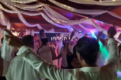 Miniature DJ Carcès (Var) - Lou Cade événementiel #7 Équipement de sonorisation installé en extérieur sous une tente blanche, entouré de végétation.