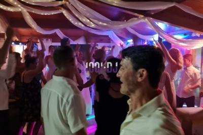 Miniature DJ Carcès (Var) - Lou Cade événementiel #6 Équipement de sonorisation installé en extérieur sous une tente blanche, entouré de végétation.