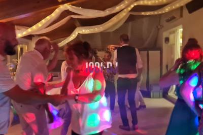 Miniature DJ Carcès (Var) - Lou Cade événementiel #4 Équipement de sonorisation installé en extérieur sous une tente blanche, entouré de végétation.