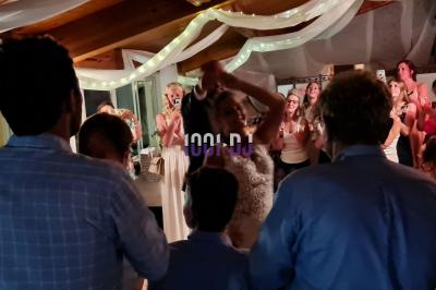 Miniature DJ Carcès (Var) - Lou Cade événementiel #3 Équipement de sonorisation installé en extérieur sous une tente blanche, entouré de végétation.