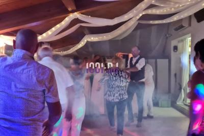 Miniature DJ Carcès (Var) - Lou Cade événementiel #5 Équipement de sonorisation installé en extérieur sous une tente blanche, entouré de végétation.