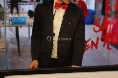 Miniature DJ Saint-Étienne (Loire) - Ruby Events #2 Salle de réception décorée avec des lumières violettes, tables dressées et écran affichant des prénoms.