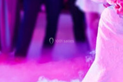 Miniature DJ Saint-Étienne (Loire) - Ruby Events #3 Salle de réception décorée avec des lumières violettes, tables dressées et écran affichant des prénoms.