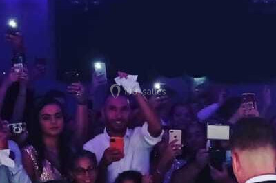 Miniature DJ Saint-Étienne (Loire) - Ruby Events #4 Salle de réception décorée avec des lumières violettes, tables dressées et écran affichant des prénoms.