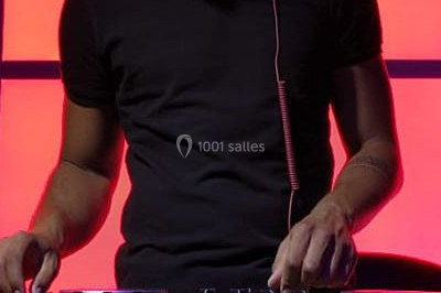 Miniature DJ Saint-Étienne (Loire) - Ruby Events #5 Salle de réception décorée avec des lumières violettes, tables dressées et écran affichant des prénoms.