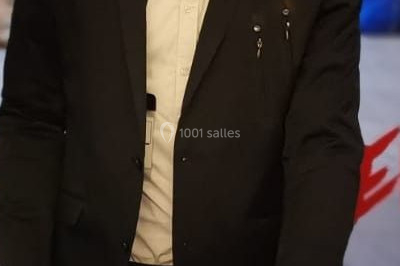 Miniature DJ Saint-Étienne (Loire) - Ruby Events #6 Salle de réception décorée avec des lumières violettes, tables dressées et écran affichant des prénoms.