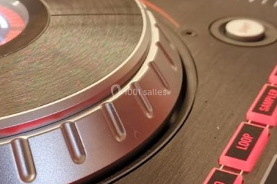 Miniature DJ Saint-Étienne (Loire) - Ruby Events #7 Salle de réception décorée avec des lumières violettes, tables dressées et écran affichant des prénoms.