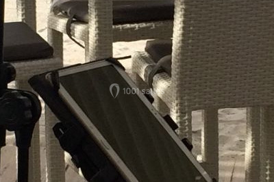 Miniature DJ Saint-Étienne (Loire) - Ruby Events #8 Salle de réception décorée avec des lumières violettes, tables dressées et écran affichant des prénoms.