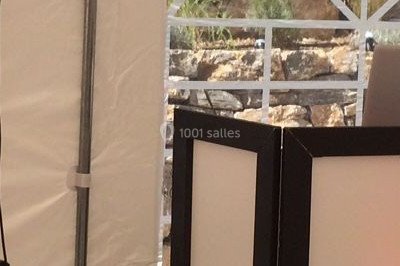 Miniature DJ Saint-Étienne (Loire) - Ruby Events #10 Salle de réception décorée avec des lumières violettes, tables dressées et écran affichant des prénoms.