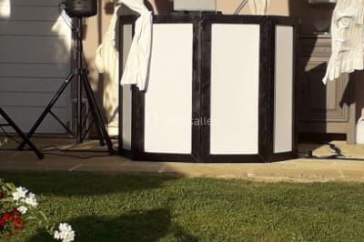 Miniature DJ Saint-Étienne (Loire) - Ruby Events #11 Salle de réception décorée avec des lumières violettes, tables dressées et écran affichant des prénoms.