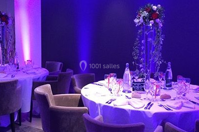 Miniature DJ Saint-Étienne (Loire) - Ruby Events #12 Salle de réception décorée avec des lumières violettes, tables dressées et écran affichant des prénoms.