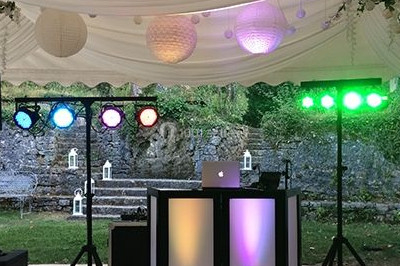 Miniature DJ Saint-Étienne (Loire) - Ruby Events #13 Salle de réception décorée avec des lumières violettes, tables dressées et écran affichant des prénoms.