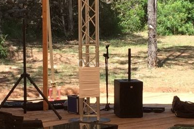 Miniature DJ Saint-Étienne (Loire) - Ruby Events #15 Salle de réception décorée avec des lumières violettes, tables dressées et écran affichant des prénoms.