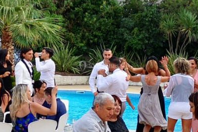 Miniature DJ Saint-Étienne (Loire) - Ruby Events #16 Salle de réception décorée avec des lumières violettes, tables dressées et écran affichant des prénoms.