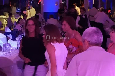 Miniature DJ Saint-Étienne (Loire) - Ruby Events #17 Salle de réception décorée avec des lumières violettes, tables dressées et écran affichant des prénoms.