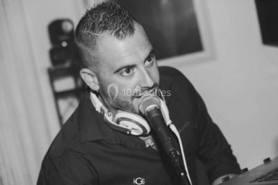 Miniature DJ Gignac-la-Nerthe (Bouches-du-Rhône) - Why Not Animation #2 Platines DJ éclairées avec des boutons lumineux colorés et des reflets métalliques dans une ambiance sombre.