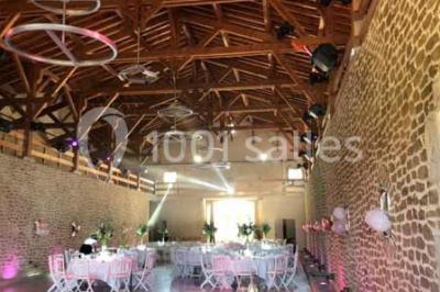 Miniature DJ Gignac-la-Nerthe (Bouches-du-Rhône) - Why Not Animation #3 Platines DJ éclairées avec des boutons lumineux colorés et des reflets métalliques dans une ambiance sombre.