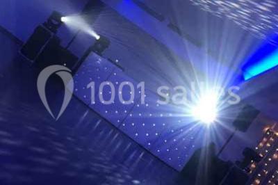 Miniature DJ Gignac-la-Nerthe (Bouches-du-Rhône) - Why Not Animation #7 Platines DJ éclairées avec des boutons lumineux colorés et des reflets métalliques dans une ambiance sombre.