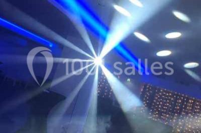 Miniature DJ Gignac-la-Nerthe (Bouches-du-Rhône) - Why Not Animation #8 Platines DJ éclairées avec des boutons lumineux colorés et des reflets métalliques dans une ambiance sombre.