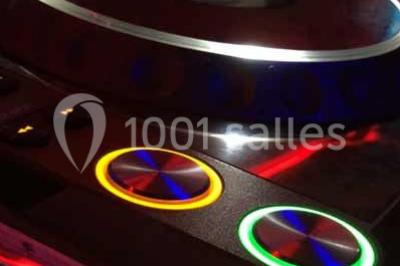 Miniature DJ Gignac-la-Nerthe (Bouches-du-Rhône) - Why Not Animation #9 Platines DJ éclairées avec des boutons lumineux colorés et des reflets métalliques dans une ambiance sombre.