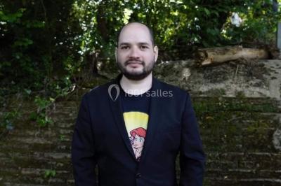 Miniature DJ Toulouse (Haute-Garonne) - DJ Chouchou #2 Des personnes dansent sous un abri décoré de ballons et guirlandes lumineuses, dans une ambiance festive nocturne.