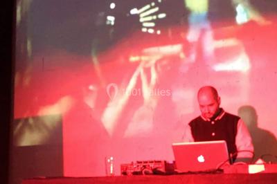 Miniature DJ Toulouse (Haute-Garonne) - DJ Chouchou #6 Des personnes dansent sous un abri décoré de ballons et guirlandes lumineuses, dans une ambiance festive nocturne.