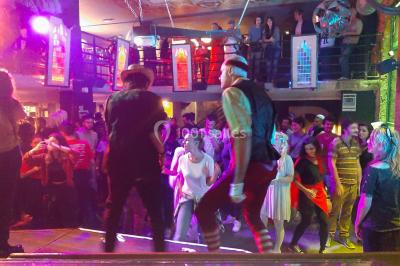 Miniature DJ Toulouse (Haute-Garonne) - DJ Chouchou #8 Des personnes dansent sous un abri décoré de ballons et guirlandes lumineuses, dans une ambiance festive nocturne.