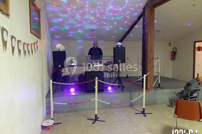 Miniature DJ Toulouse (Haute-Garonne) - DJ Chouchou #14 Des personnes dansent sous un abri décoré de ballons et guirlandes lumineuses, dans une ambiance festive nocturne.