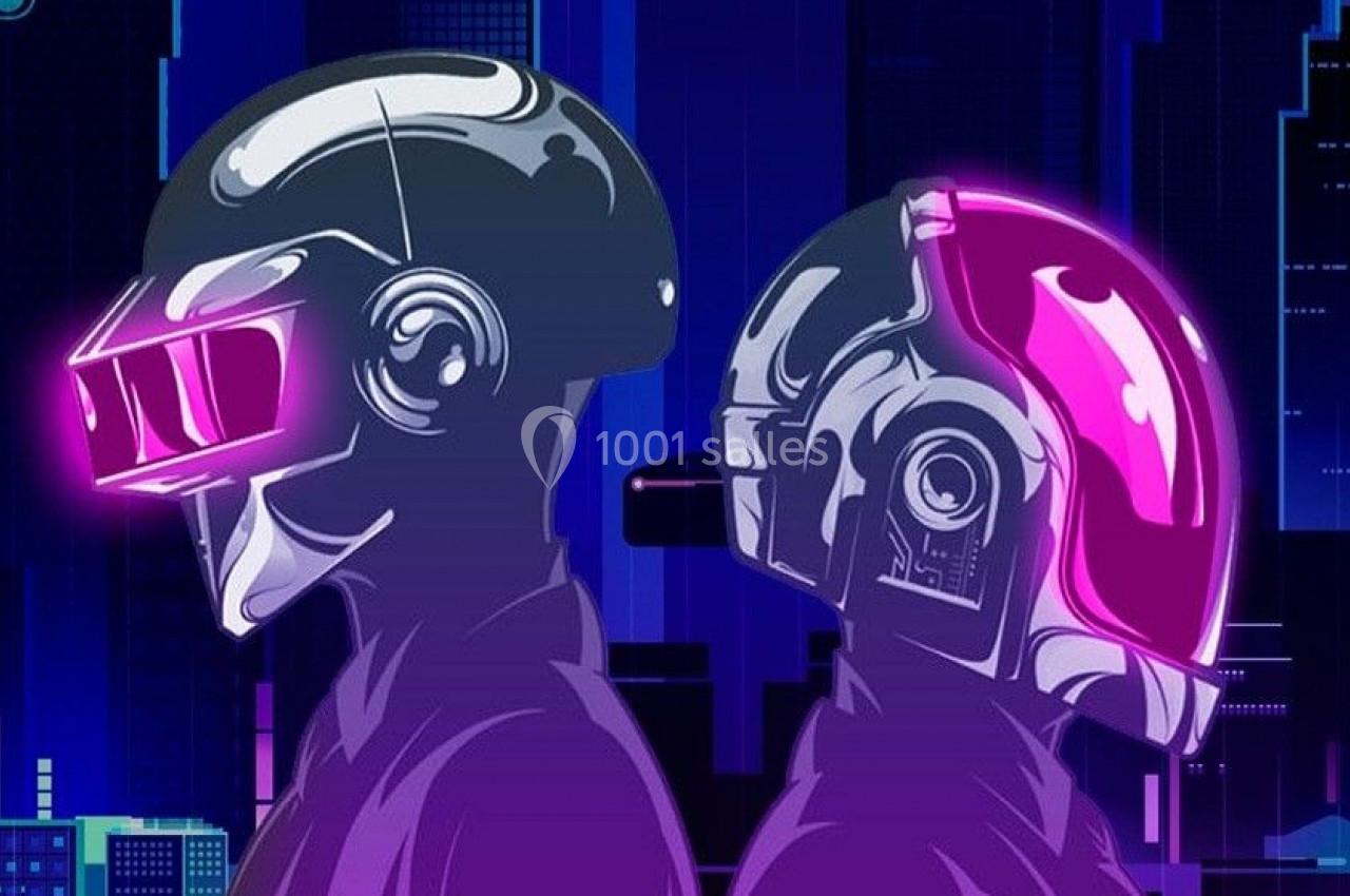 Illustration de deux casques futuristes lumineux devant une ville stylisée, annonçant une soirée funk, disco et house.
