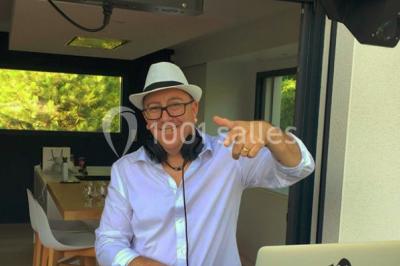 Des personnes dansent sous des lumières colorées dans une ambiance festive et tamisée.